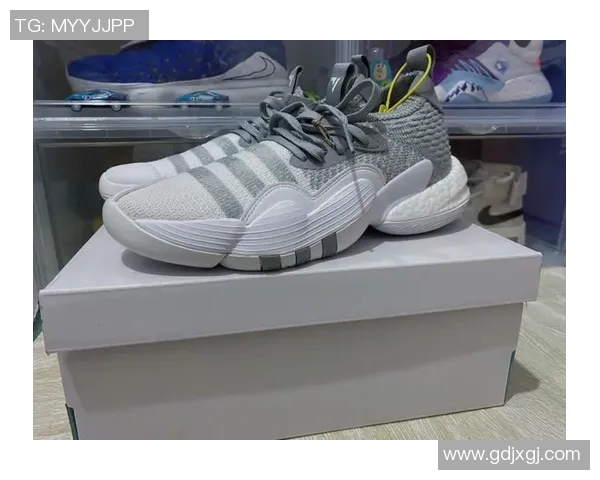 特雷杨引领新一代篮球风潮展现个人魅力与团队精神的完美结合 特雷杨引领新一代篮球风潮展现个人魅力与团队精神的完美结合