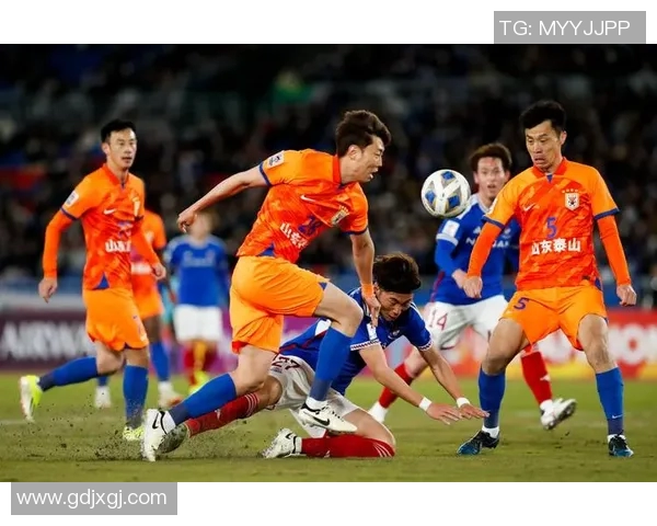 广州恒大与泰山鲁能激战正酣谁将赢得这场中超巅峰对决