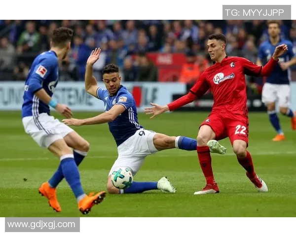 科隆与沙尔克的激烈对决揭示德甲新赛季的竞争格局与球队实力较量